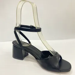 Bilekten bağlamalı açık burunlu kalın topuklu sandalet