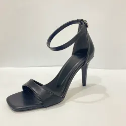 Klasik ince topuklu sandalet bilekten bağlamalı