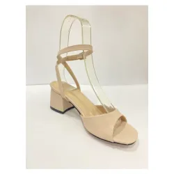 Bilekten bağlamalı, açık burunlu, kalın topuklu ayakkabı