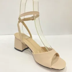 Bilekten bağlamalı, açık burunlu, kalın topuklu ayakkabı