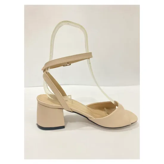 Bilekten bağlamalı, açık burunlu, kalın topuklu ayakkabı