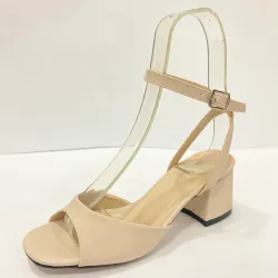 Bilekten bağlamalı, açık burunlu, kalın topuklu ayakkabı